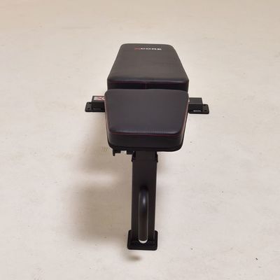 Sit Up Bench Trainingsausrüstung mit Metallrahmen und roter verstellbarer Rückenlehne