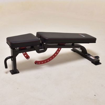 Sit Up Bench Trainingsausrüstung mit Metallrahmen und roter verstellbarer Rückenlehne