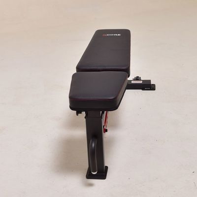 Sit Up Bench Trainingsausrüstung mit Metallrahmen und roter verstellbarer Rückenlehne