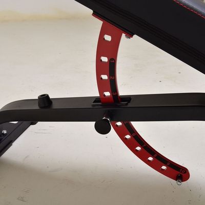 Sit Up Bench Trainingsausrüstung mit Metallrahmen und roter verstellbarer Rückenlehne