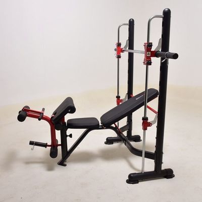 Gewichtheben in Innenräumen und Krafträger für Krafttraining in dunkelgrauem