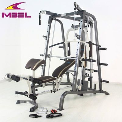 Verbessern Sie Ihre Trainingsroutine mit einer Grau/Schwarzen Smith-Maschine und einer Bankpresse
