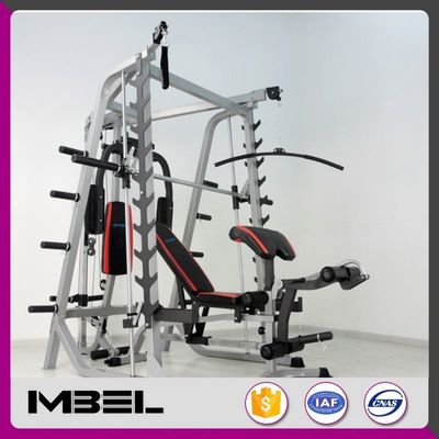 Verbessern Sie Ihre Trainingsroutine mit einer Grau/Schwarzen Smith-Maschine und einer Bankpresse