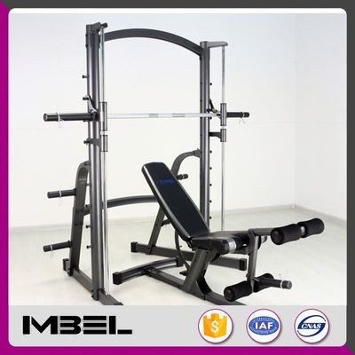 Verbessern Sie Ihre Trainingsroutine mit einer Grau/Schwarzen Smith-Maschine und einer Bankpresse